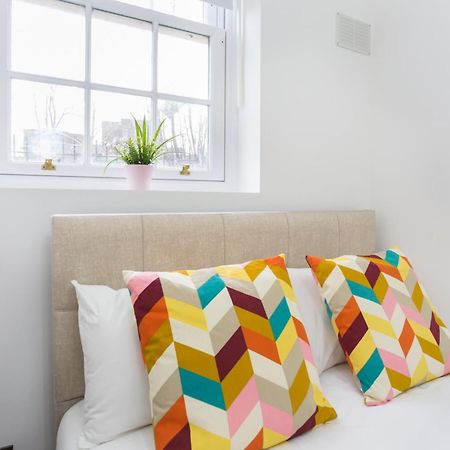 City Centre One Bedroom Apartment Next To Station, Newly Renovated Londra Esterno foto